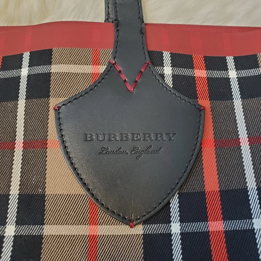 BURBERRY oversized reversible tote - Picture 6 of 11